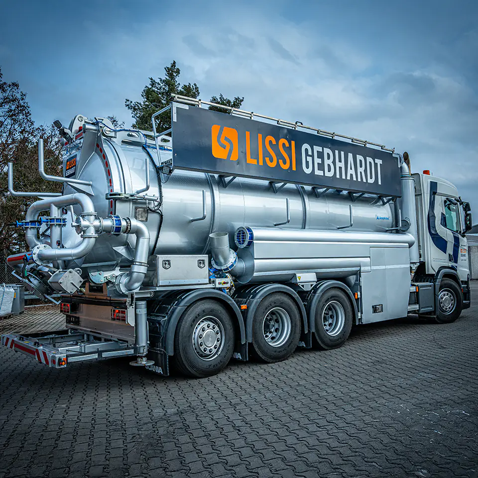 Modernes Spezialfahrzeug von LISSI GEBHARDT mit Edelstahltank und ADR-Ausrüstung. Symbol für sichere Gefahrguttransporte, Chemikaliensammlung und flexible Transportlösungen – von Großmengen bis zu Einsätzen in engen städtischen Bereichen.